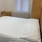 Private Room, Renovated With Large Size White Desk In Se9 6Pg