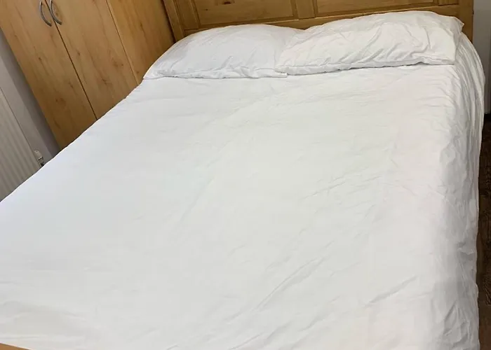 Private Room, Renovated With Large Size White Desk In Se9 6Pg