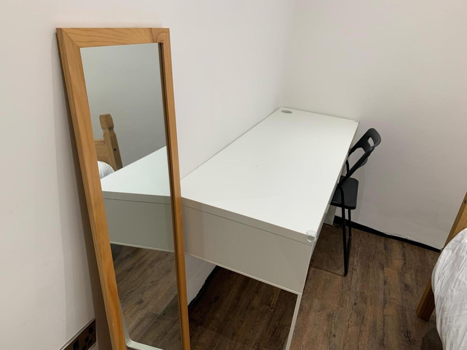 Private Room, Renovated With Large Size White Desk In Se9 6pg Alloggio in famiglia *
