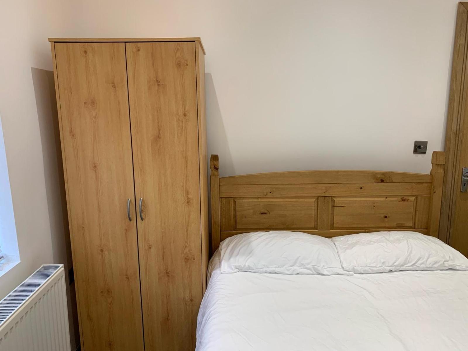 Private Room, Renovated With Large Size White Desk In Se9 6pg Alloggio in famiglia *
