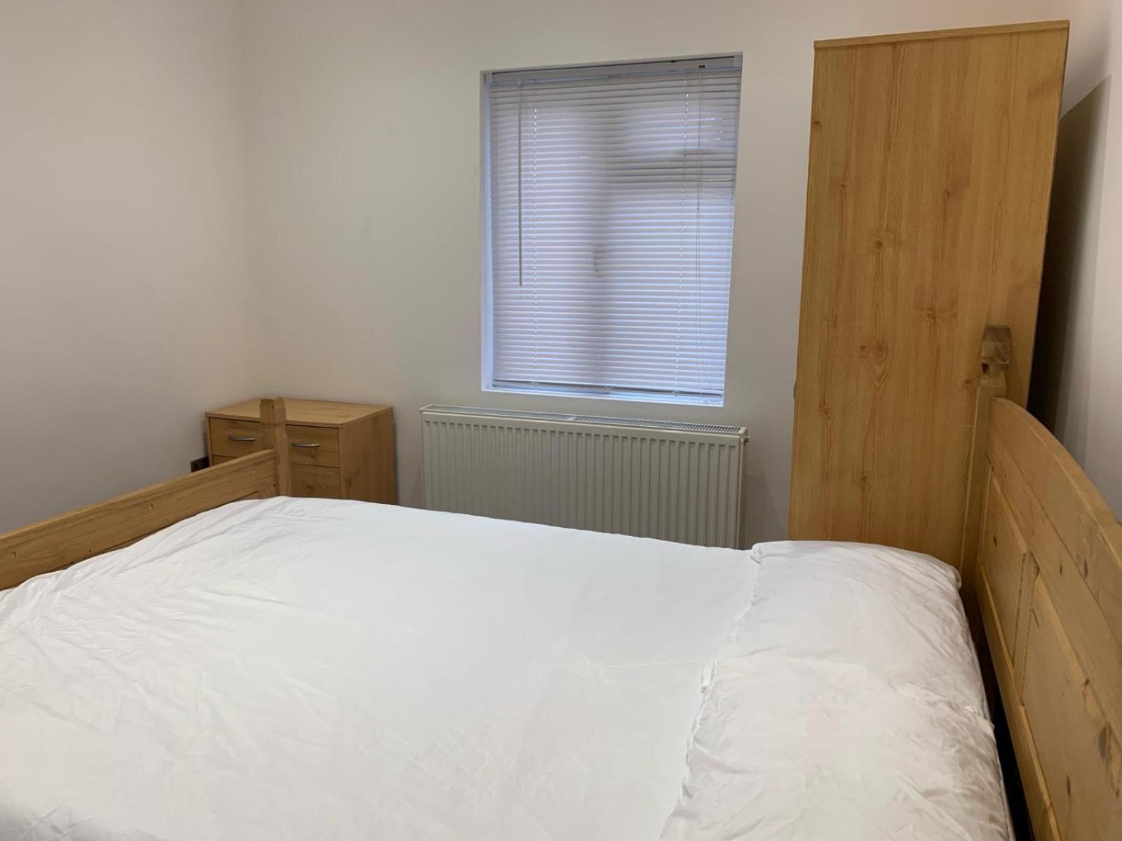 Private Room, Renovated With Large Size White Desk In Se9 6pg * London