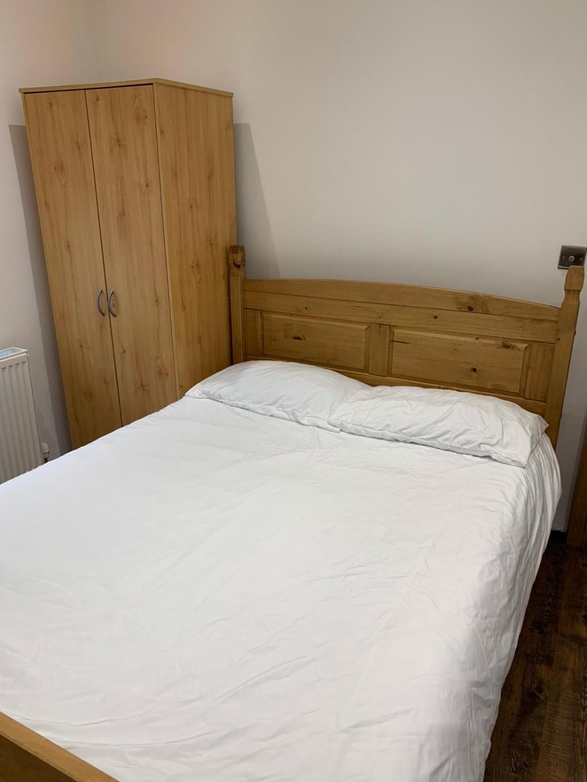 Private Room, Renovated With Large Size White Desk In Se9 6pg