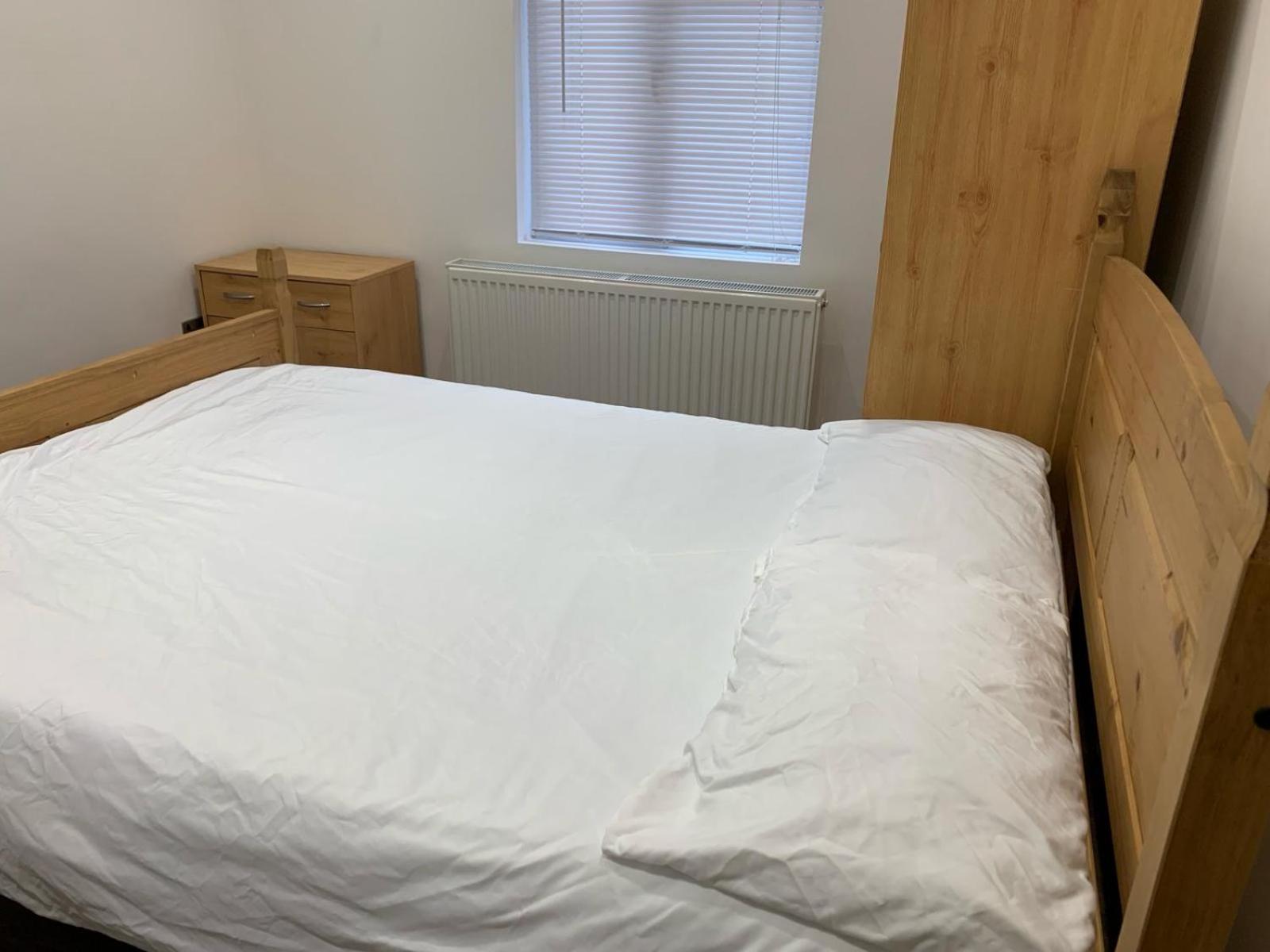 Private Room, Renovated With Large Size White Desk In Se9 6pg *
