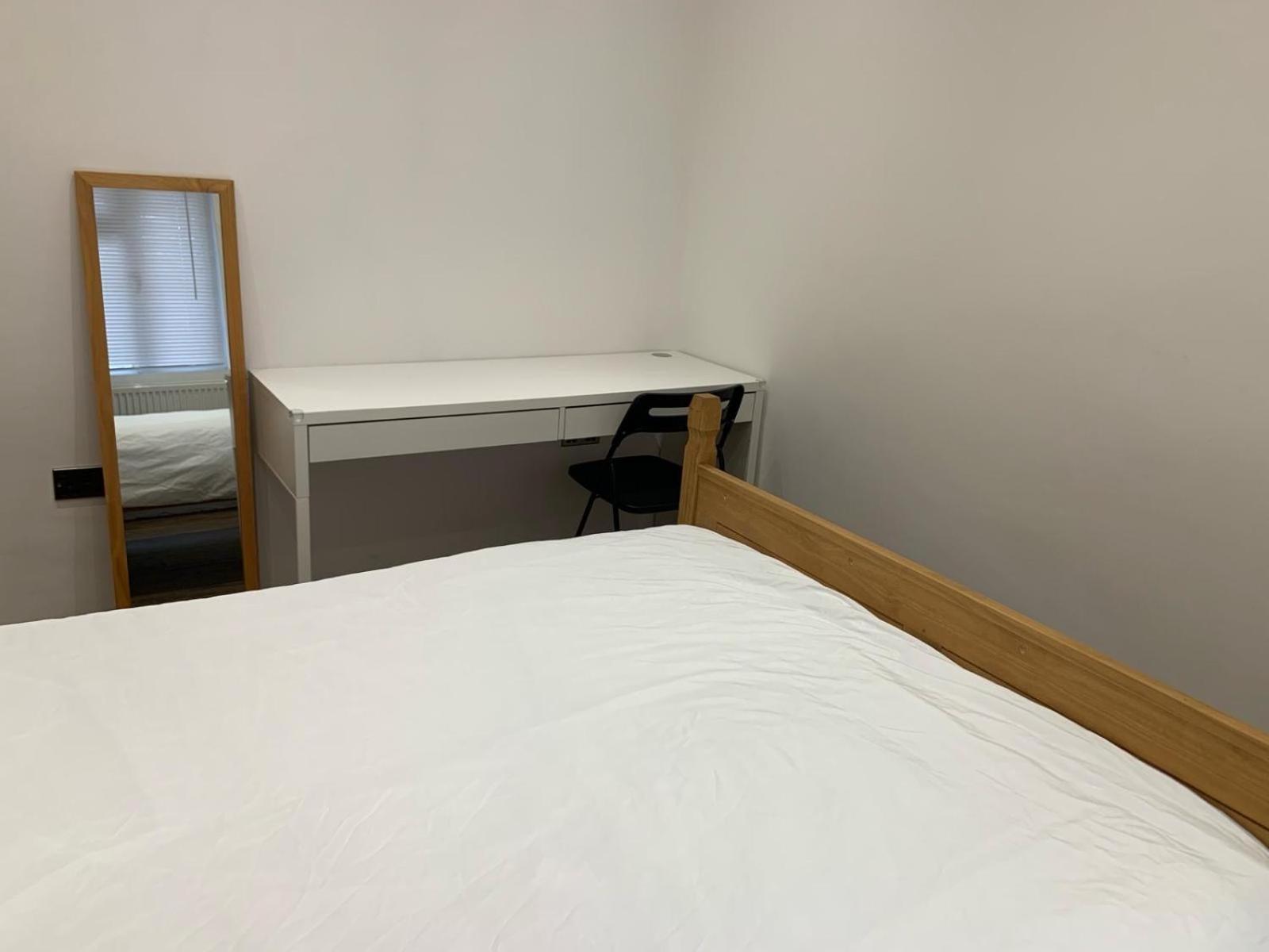 Private Room, Renovated With Large Size White Desk In Se9 6pg * Londra