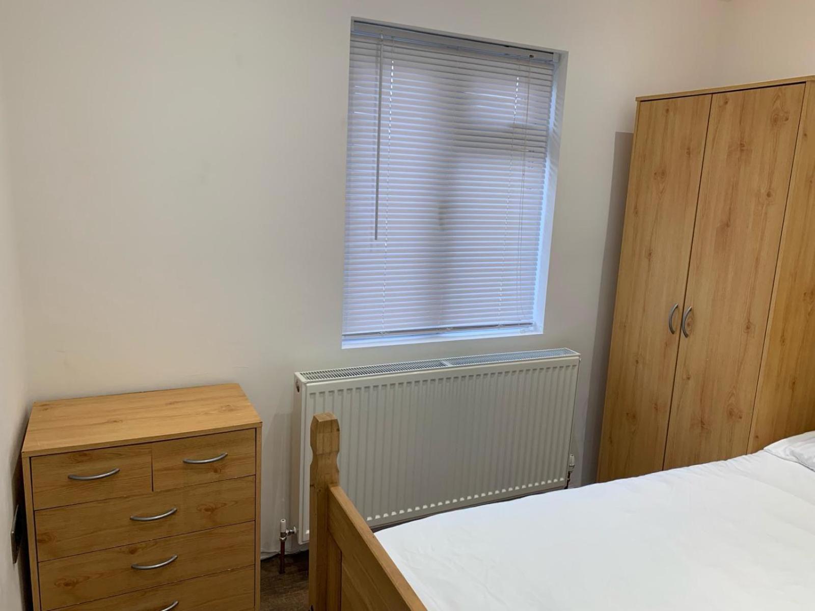 Private Room, Renovated With Large Size White Desk In Se9 6pg *