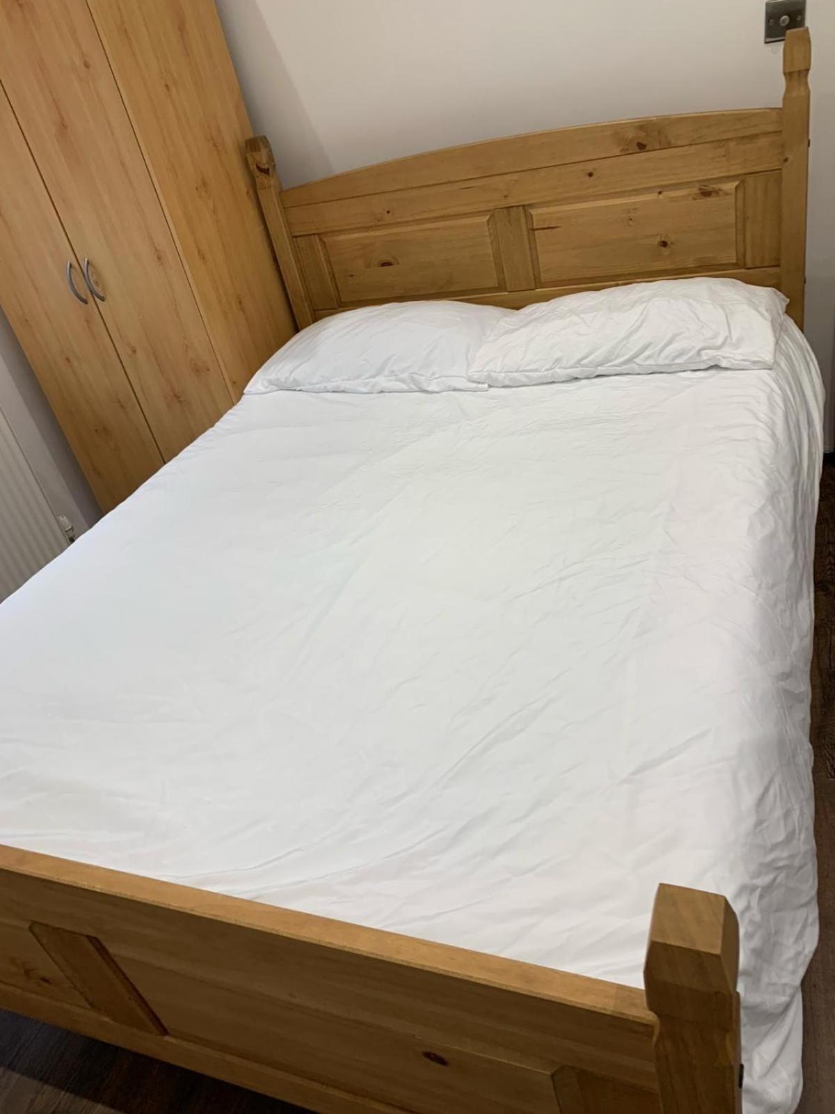 Private Room, Renovated With Large Size White Desk In Se9 6pg