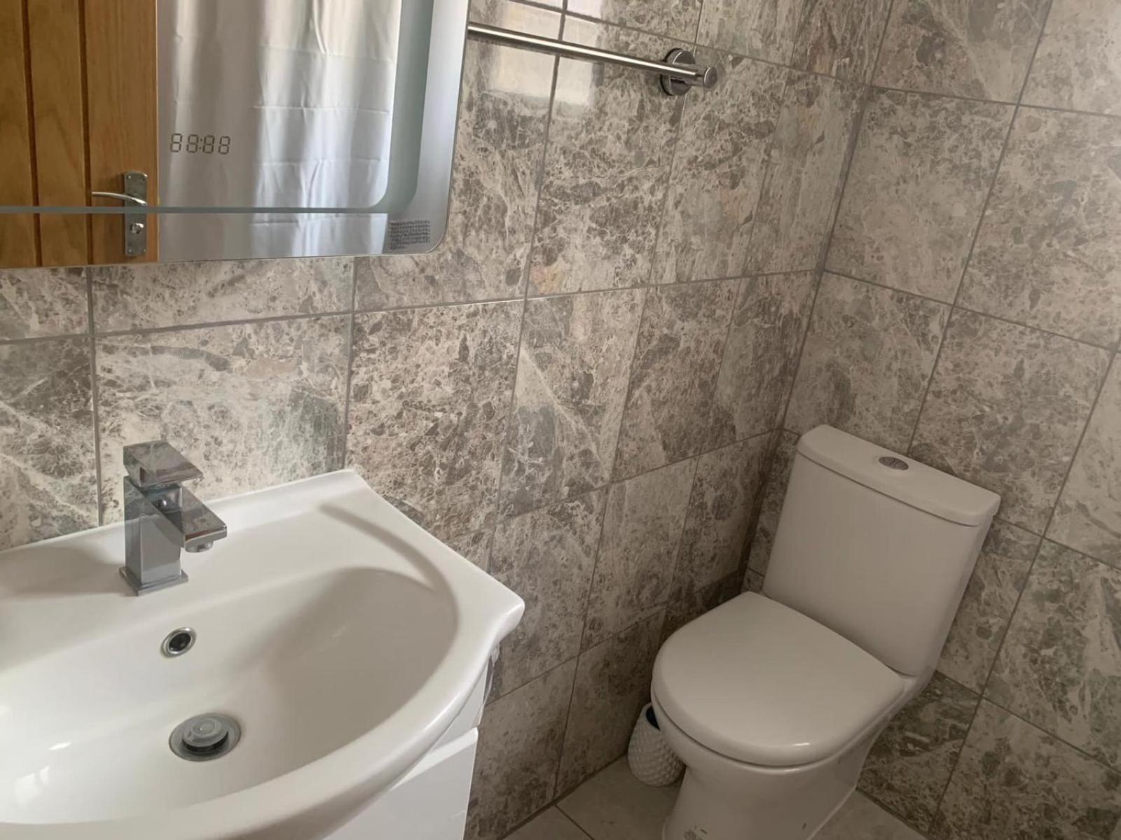 Private Room, Renovated With Large Size White Desk In Se9 6pg Alloggio in famiglia *