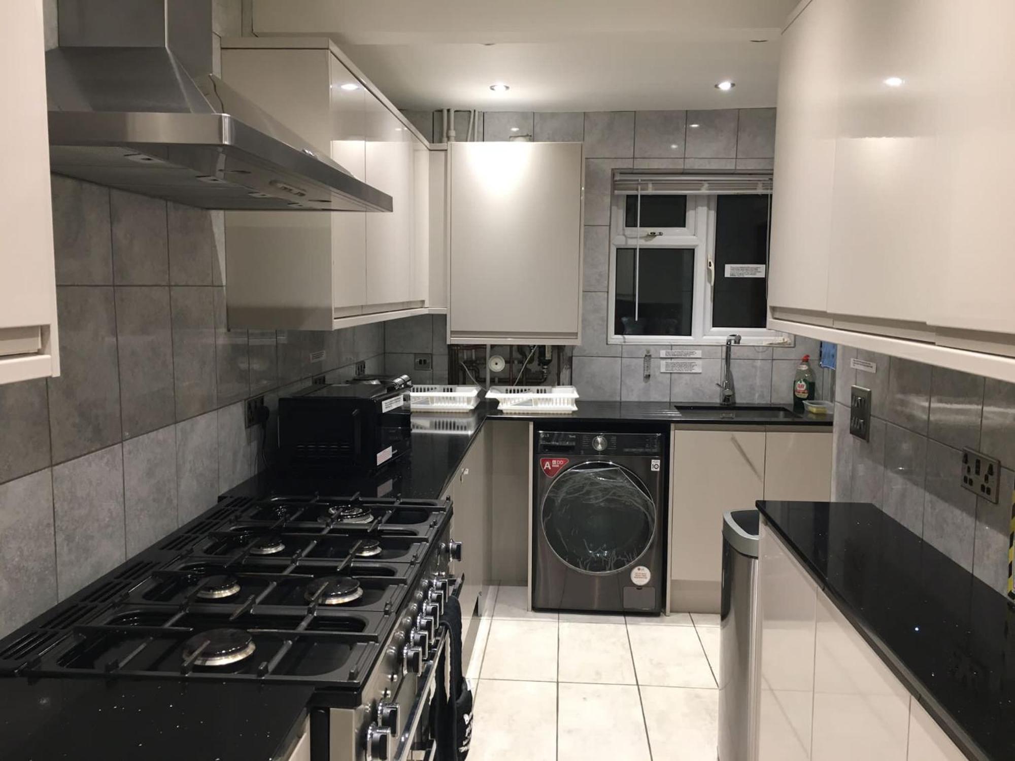 Private Room, Renovated With Large Size White Desk In Se9 6pg Alloggio in famiglia
